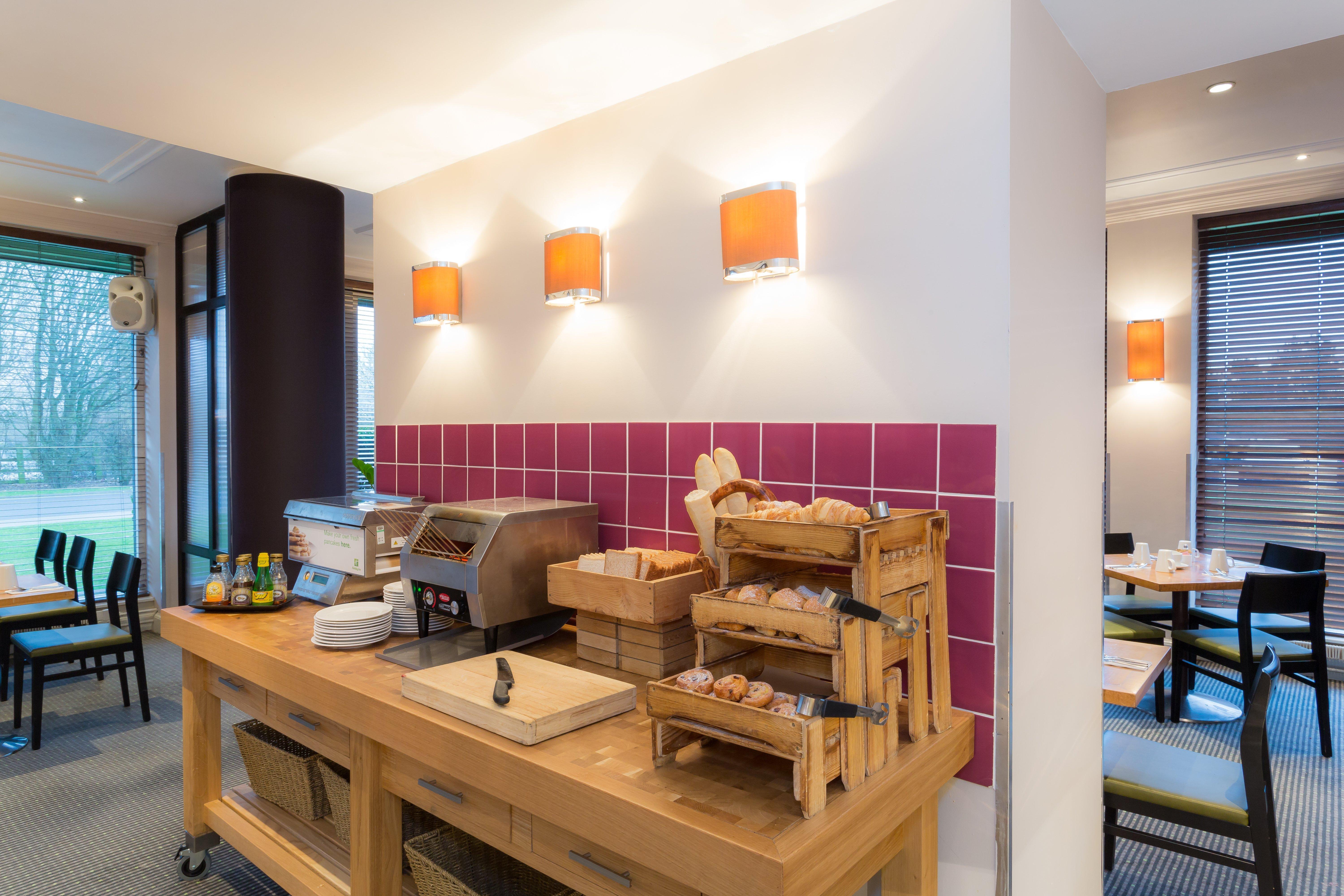 Holiday Inn Cambridge By Ihg Girton  Bagian luar foto