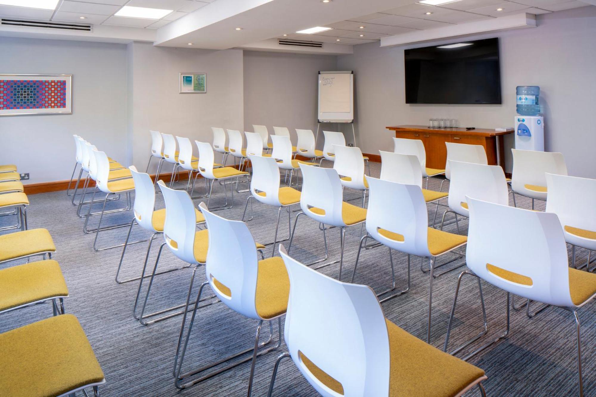 Holiday Inn Cambridge By Ihg Girton  Bagian luar foto